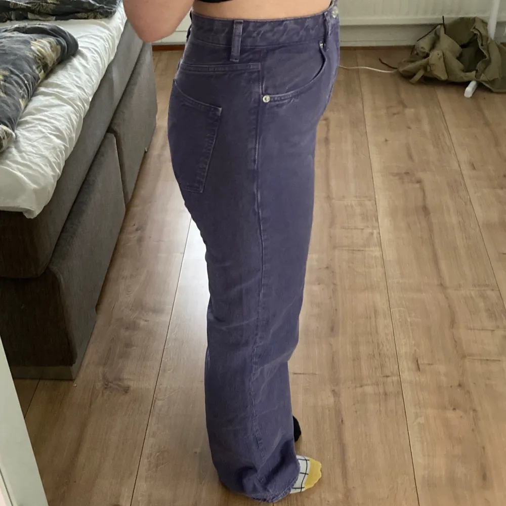 Jag säljer dessa lila jeans från Zara i storlek 40 som jag absolut älskar men får ingen användning för tyvärr. Jag köpte dom för 500 kr men säljer för mindre än hälften för att lättare sälja dom. Jag kan mötas upp och kan frakta för +66 kr (skickalätt) 💕. Jeans & Byxor.