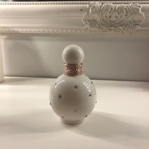 Parfym - Parfym Britney Spears, Fantasy 50ml. Edp. Endast testad, Max 5 gånger  hör av er vid frågor, pris kan diskuteras. 
