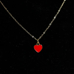 Halsband med rött emaljerat hjärta - Halsband i rostfritt stål med rött emaljerat hjärta❤️ Fri frakt✨