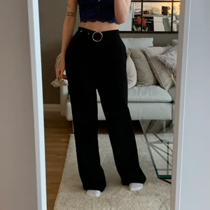 Wide leg byxor - ”Bältet” kan inte tas av! Strl XS, är 1,62 lång. I gott skick 