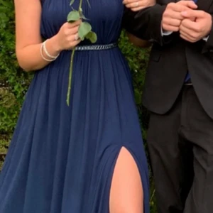 Balklänning  - Säljer min balklänning. Jag är en 38 och är 174cm lång