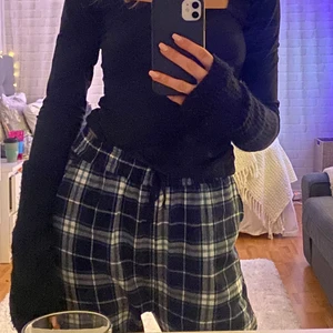 Rutiga mjukisbyxor  - Ett par rutiga mjukisbyxor från Kappahl. De är ifrån barnavdelningen i str 170. Skulle säga att de passar både XS och S, jag är 168 cm lång och de slutar vid foten på mig. Säljer för 120kr+ 66 kr spårbar frakt. Som i nytt skick. 