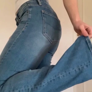 crocker jeans  - Jättefina lågmidjade utsvängda crocker jeans💕💕 INGEN FRAKT en jätteliten slitning på vaden, inget som märks. Har ingen aning om det är meningen💕