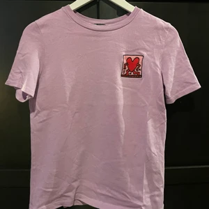 Lila T-shirt Keith Haring x Zara  - Lika t shirt från zara x Keith Haring. Aningen urtvättad! Den är mer lika i verkligheten 💜 kan mötas upp i Stockholm annars står köparen för frakten 🎈💕