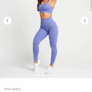 Gymtights  - Säljer de bästa gymtightsen jag någonsin haft från Oner active. Jag har använt de sparsamt så dem är i ett bra skick, bara en liten ”skavank” vid slutet av ena benet. Jag måste tyvärr sälja dem eftersom dem är för små. Storlek XS short, jag är 155cm och de är lite långa på mig. Färgen är sann till den första bilden. Dem sitter som en smäck och formar kroppen jätte fint, squat proof!