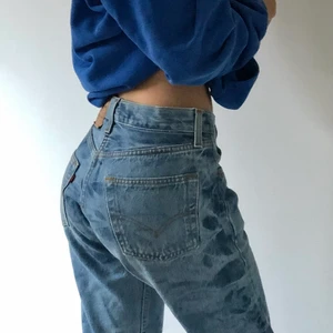 Levis 501 jeans - INTRESSEKOLL på dessa jätte balla Levis jeans i modellen 501. Älskar de då dem är unika och har en perfekt passform men dem kommer knappt till användning. Säljer vid bra bud. Storleken är 28/32 och passar perfekt på mig som är 167 och normalt har 26-27 i jeans.😆😆 (de har även en slits på innersidan som man ser på sista bilden)