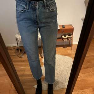 Superfina jeans med rå kant. Jättefina och perfekta till våren! Inköpta på Urban outfitters i London, från märket BDG