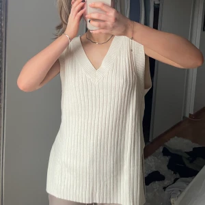 Väst - En vit väst som aldrig är använd och fortfarande har prislapp på sig! Kommer ej till användning och därför säljer jag den💕