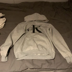 Calvin Klein hoodie  - Skit snygg Calvin Klein hoodie storlek m pris 300 