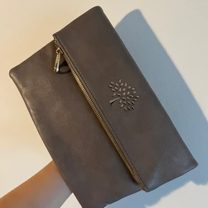 MULBERRY - En fin kopia av MULBERRY väska i beige färg. Aldrig använd, helt ny. 