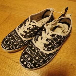 Nya tygskor - Jättefina helt nya tygskor (fortfarande ihopsatta och med "galge" kvar. Svartvita Azteca-mönstrade. Storlek 36. Köparen står för frakten, men vet inte exakt kostnad nu. 