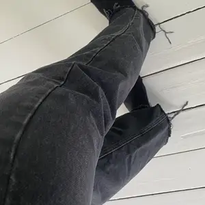 Svarta raka jeans från NAKD. SUPERFINA, men har aldrig kommit till användning tyvärr. Aldrig använda, endast testade, lappen kvar. Köpta för 399kr. Kan frakta, 66kr spårbart 🦋