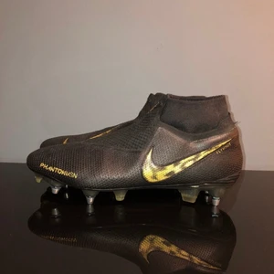 Fotbollsskor Nike - Nike Phantom Vision Elite fotbollsskor. Nypris: 2799kr. Storlek 44,5. Endast testade, väldigt bra skick. Påse och extra dobbar medföljer