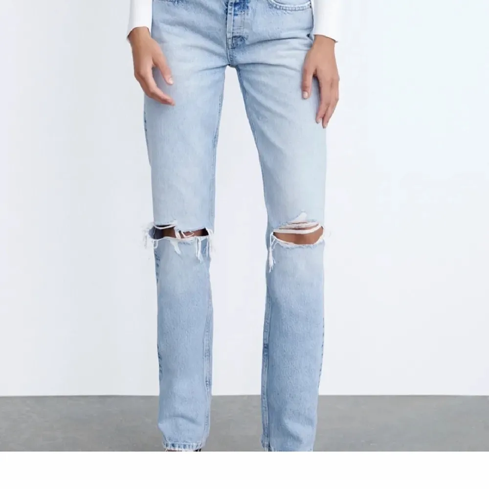 Jag säljer dessa jätte fina mid rise jeans från Zara i storlek 34💕 Jag säljer dom för att dom inte kommit till så mycket användning dom är i nysick🌸 Säljer dom för 250 kr + 66 kr frakt skriv privat för fler bilder 💖. Jeans & Byxor.