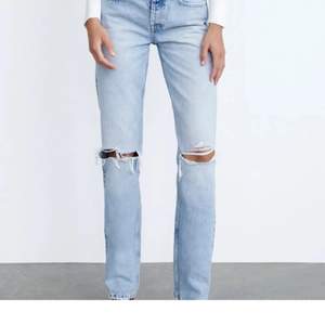 Jag säljer dessa jätte fina mid rise jeans från Zara i storlek 34💕 Jag säljer dom för att dom inte kommit till så mycket användning dom är i nysick🌸 Säljer dom för 250 kr + 66 kr frakt skriv privat för fler bilder 💖
