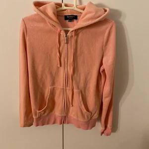 Juicy tröja❤️❤️ - Säljer denna super söta juicy couture tröja💗 Storlek S men sitter som en xs❤️ Inga defekter alls❤️direktpris: 200+ frakt❤️ betalning sker via swish❤️❤️