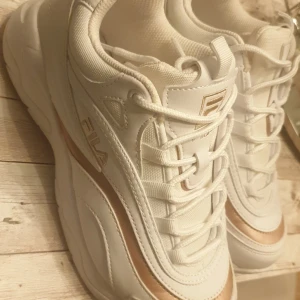 Fila skor - Fila skor med koppardetaljer. Använda 2 gånger.