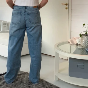 Loose jeans  - Ett par superfina loosefit jeans från stradivarius, säljer pga lite stora, dom är i storlek 44 men jag skulle säga att dom är i storlek 42, endast testade. Sitter bra i längd på mig och jag är 174 cm lång!💕💕 