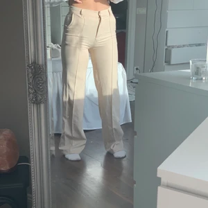 Kostymbyxor  - Supersnygga beiga kostymbyxor från Madlady, endast använda några gånger! 
