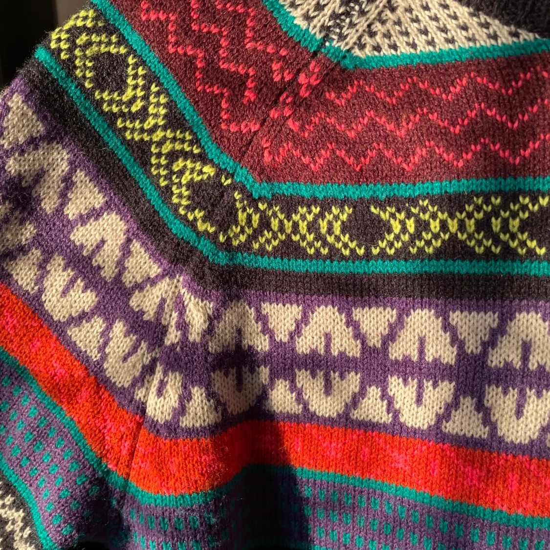 Söt stickad tröja i fina mönster!!  - 90