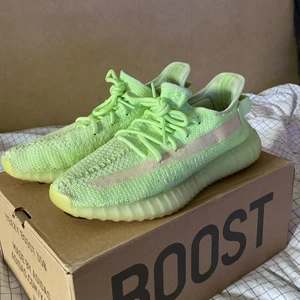 Yeezy 350 GID - Nypris är ungefär 5000. I rätt bra skick (några mindre fläckar i hälen som knappt märks om man inte kollar väldigt noga), sitter lite tighta men extremt sköna att gå i. Lådan ingår såklart. Kan tyvärr inte stå för postnords slarv.