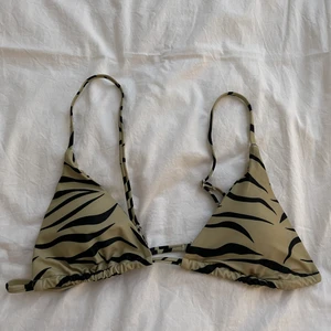 Leopard bikini - Aldrig använd pga förlusten storlek!!! Annars super söt och fin. Storlek L men sitter som en s/m