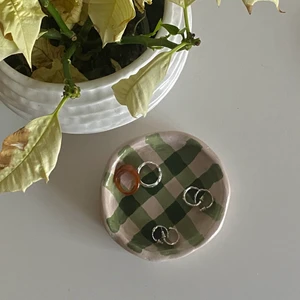 Grönrutigt smyckesfat - Följ @farkaz.uf på instagram för mer