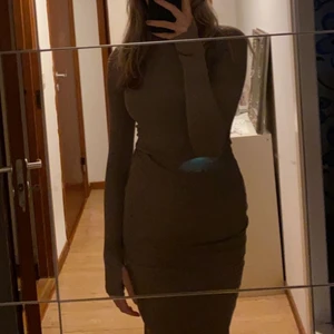 Brun klänning  - Brun kroppsformad klänning med högre hals. Jättefin men kommer tyvärr inte längre till användning 