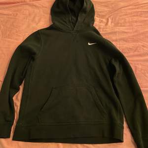 Nike hoodie som jag köpt på Plick tidigare, den är XL i barnstorlek så den passar XS och S  