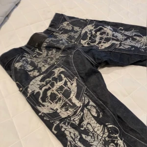 Actionwear jeans - Säljer igen pga oseriös köpare! Mörkblåa lågmidjade jeans från action wear me tryck där bak. Lite skada längst ner på ena benet annars inget fel. Bara fråga om bild!! (Inget återköp)