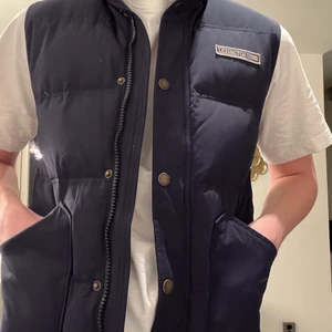 Lexington Väst - SMALL - Hej! Jag säljer min Lexington väst då den är för liten för mig. Den är i väldigt bra skick och är bara några månader gammal. Den har även en andra innerficka på vänster sida som ej visas på bilden! Om du vill ha fler bilder så är det bara att höra av dig! :) 