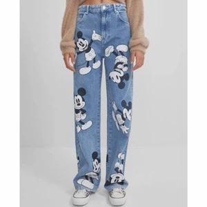 Jeans med tryck - Super coola straight jeans med musse pigg tryck. Köpta förra våren så de är helt slutsålda, men endast använda ca 2ggr.