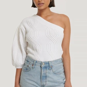 Jättefin tröja med en axel  - Första bilden är lånad från NA-KD. Jättefin tröja med en axel, passar perfekt till vår och sommar. Säljer för att den inte kommer till användning. Köp direkt för 150kr. Köparen står för frakten. Hör gärna av dig om du önskar fler bilder eller annan information. Storlek S.