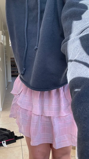 Volang kjol  - Så himla fin volangkjol i en jättefin rosa färg! Köpt för cirka 300-400! Köpte den för 4-5 år sen och har inte använts på 2-3 år! Kjolen är i ett jättefint skick! Märket heter ”NEO NOIR” och kjolen är stretchig och passar därför alla storlekar