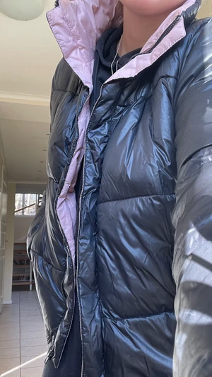 Glansig jacka - Jättesnygg glansig jacka med rosa färg inuti! Den har även hög krage! Köpt på NA-KD för flera år sen! Det är storlek 36 men passar 34-38 också! 