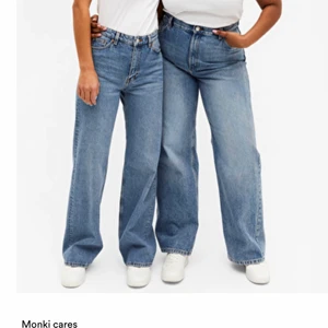 Yoko jeans - Populära jeans från affären monki. Är i bra skick men kommer inte till användning eftersom de blivit för små, därav har jag inte använt några egna bilder i annonsen. Om någon är intresserad kan jag skicka bilder på de i chatten. Storlek 27. Jag är 173cm och de går ner till fötterna på mig, ca 2 cm kvar från att nudda marken.