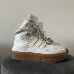 IVY PARK x ADIDAS SUPER SLEEK BOOTS  - Ett par Super Sleek Boots i storlek 38 från kollektionen ICY PARK av Beyoncés IVY PARK x ADIDAS collab. Skorna var limited edition och säljs ej längre. Säljer dessa älskade skorna då de tyvärr är för små för mig. Använda ett tiotal gånger, men i väldigt fint skick! Storlek 38 men skulle säga att de är lite små i storleken så passar nog en 37a bättre. Originalpris: 1949 SEK. Frakt betalas av köparen! Inga returer. Pris kan diskuteras!