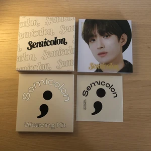 SEVENTEEN "Semicolon ; (DK Ver.)" - Officiell album köpt från Bengans. Allting tillkommer som kom med i köpet (Weaving Kit, CD, 1 Folded Postcard, 4 'random' av varje minicard, 1 'Semicolon' klistermärke och 2 'random' photocards), dock för random minicards och photocards kan man välja 4st minicards (bild 2) och 2st photocards (bild 3) - meddela gärna vilka minicards och photocards ni önskar er från bild 2&3 eftersom att jag inte vet vilka som fortfarande är tillgängliga. Tar inga ansvar för postens slarv! Meddela för frågor!