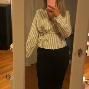 Jättefin omlottblus från NA-KD - Jättefin omlottblus från NA-KD. Köp direkt för 200kr eller högst bjudande. Säljer för att den inte kommer till användning. Köparen står för fraktkostnaden. Hör gärna av dig om du önskar fler bilder. 