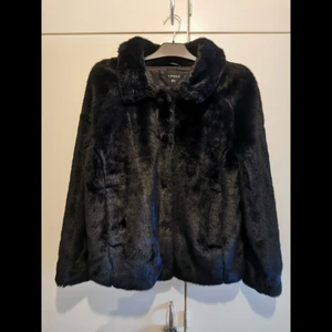 Svart pälsjacka - Jättefin svart fuskpäls från Lindex. Fickor, knäpps med tryckknapp. Storlek S. Använd någon enstaka gång, i nyskick. Köparen står för frakten, vet dock inte exakt pris än. 