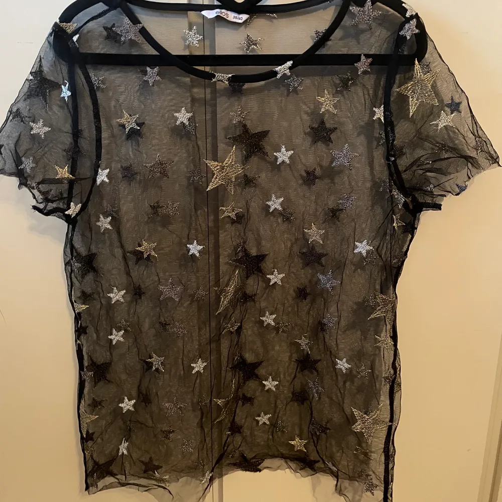 Snygg T-shirt i mesh med stjärnor på, köpt 2019 och använd några få gånger. . Toppar.