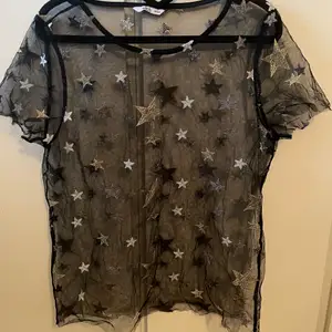 Snygg T-shirt i mesh med stjärnor på, köpt 2019 och använd några få gånger. 