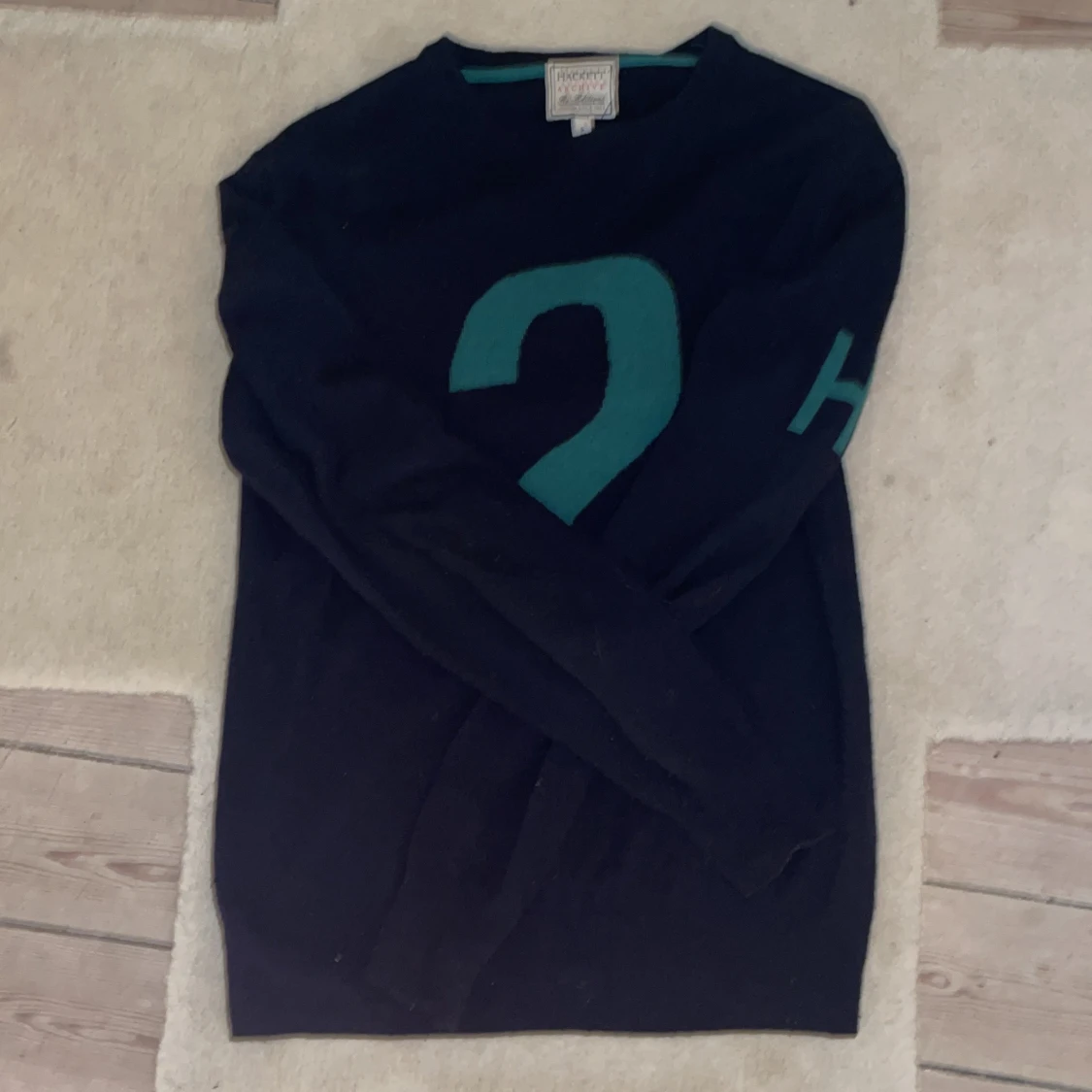 Säljer min hacket stickade tröja  - 90