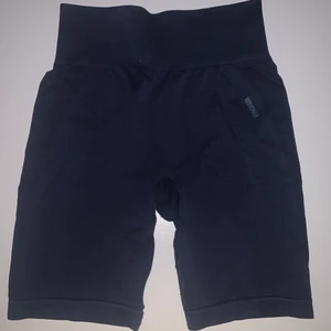gymshark flex seamless shorts - Säljer mina blå flex seamless shorts från gymshark. Har knappt använt dessa då jag inte tycker om längden. perfekt skick!