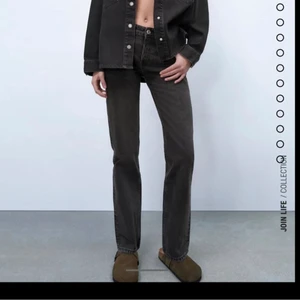 Zara jeans  - Populära mid Rise jeans från zara🤍 säljer dessa i fyra olika färger🤍 svarta, mörk blå, blå och ljus blå🤍 skriv om ni har några frågor eller vill ha föer bilder🤍