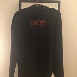 Svart Hoodie med rött tryck - Köpte den för typ 2 år sedan har inte använt den så mycket för den är inte helt min stil. Snörena är lite halv dåliga för jag har petat o dragit i dem så dem är lite tofsiga. Möter helst upp om det är nån som vill ha det går även bra med post tycker bara det är lite krångligt idk