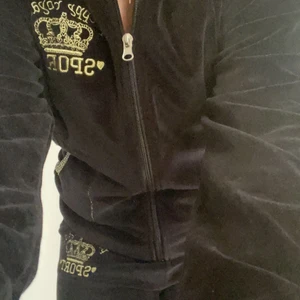 Sport tracksuit - Jätte fint svart sett med guldiga detaljer, lågmidjade byxor. Jag som är 158 tycker dom är lite för långa! Om man vill köpa hela settet kostar det 250:- men om du vill köpa var för sig tröjan 200:- byxorna 200:-                    Säljer pga de inte kommer till användning!  Fraktens kostnad beror såklart på vad du köper 💕