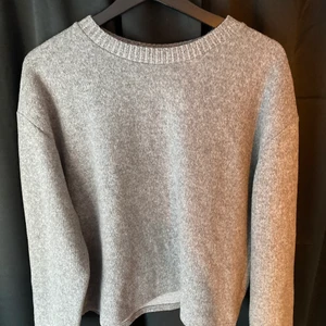 Zara tröja  - Säljer dena söta tröjan från zara💕använd 1 gång då den är kort i armarna för mig som är väldigt lång✨plagget är i M men skulle snarare säga att den är som en S✨ skriv till mig vid intresse✨ 