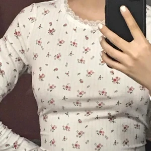 blommig tröja  - säljer denna jättesöta oanvända tröjan för att jag rensar garderoben 🤍  tveka inte att kontakta mig om du undrar något! köparen står för frakt <3