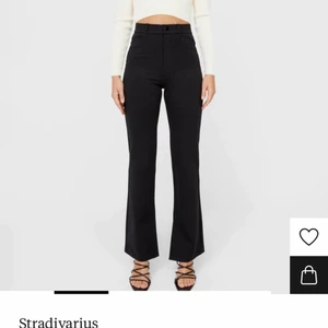 Tygbyxor - Stradivarius  - Säljer ett par svarta tygbyxor i strl XS. Använda två gånger så de är som nya🥰, säljer då de är för korta. Köpta för 259kr, säljer för 150+frakt. 